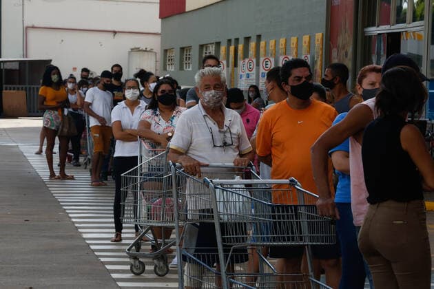 Coronavirus in Brasilien, Lange Schlangen vor Supermarkt in Ribeirao Preto vor Lockdown RIBEIRÃO PRETO, SP - 16.03.2021: LOCKDOWN EM RIBEIRÃO PRETO - After the Mayor of Ribeirão Preto, in the interior of São Paulo, decreed a lockdown as of tomorrow, people formed long lines at the door of supermarkets in search of food. x2043346x  JoelxSilva
