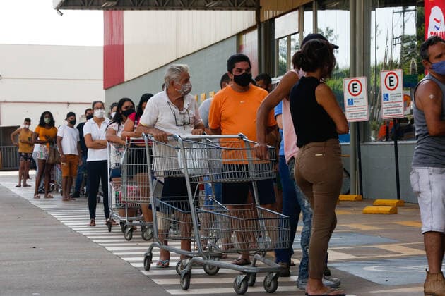 Coronavirus in Brasilien, Lange Schlangen vor Supermarkt in Ribeirao Preto vor Lockdown RIBEIRÃO PRETO, SP - 16.03.2021: LOCKDOWN EM RIBEIRÃO PRETO - After the Mayor of Ribeirão Preto, in the interior of São Paulo, decreed a lockdown as of tomorrow, people formed long lines at the door of supermarkets in search of food. x2043348x  JoelxSilva