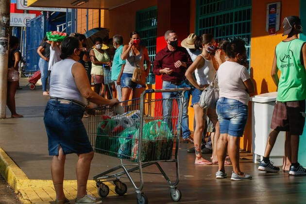 Coronavirus in Brasilien, Lange Schlangen vor Supermarkt in Ribeirao Preto vor Lockdown RIBEIRÃO PRETO, SP - 16.03.2021: LOCKDOWN EM RIBEIRÃO PRETO - After the Mayor of Ribeirão Preto, in the interior of São Paulo, decreed a lockdown as of tomorrow, people formed long lines at the door of supermarkets in search of food. x2043349x  JoelxSilva