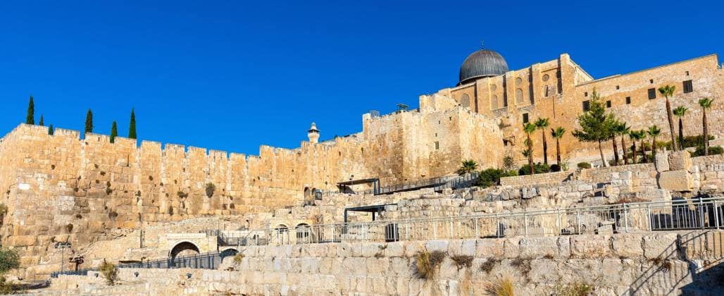 Jerusalem, Israel - October 12, 2017: Temple Mount south wall with Al-Aqsa Mosque and archeological excavation site in Jerusalem Old City  BEW1DD834BA