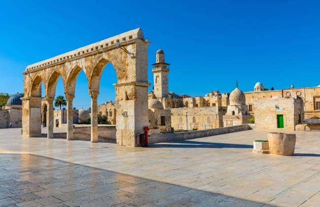 Jerusalem, Israel - October 12, 2017: Temple Mount with gateway arches leading to Dome of the Rock, al-Aqsa Mosque and and Bab al-Silsila minaret in Jerusalem Old City  BEW1DD2BE62