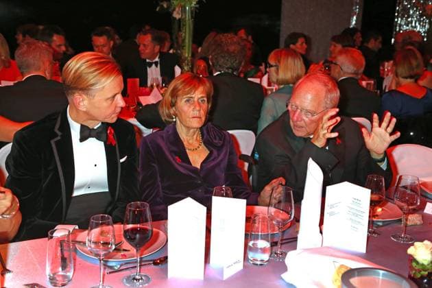 Max Raabe mit Ingeborg und Wolfgang Schaeuble bei der - 20. Operngala fuer die Deutsche Aids-Stiftung- in der Deutschen Oper Berlin *** Max Raabe with Ingeborg and Wolfgang Schaeuble at the 20 opera gala for the German Aids Foundation at the Deutsche Oper Berlin Copyright: xEventpressxHerrmannx