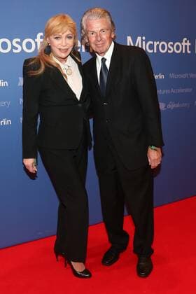 Klaus Bresser mit Frau Evelyn bei der Eroeffnung - Microsoft Berlin - bei Microsoft Berlin, Unter den Linden 17 (Ecke Charlottenstra?üe) in 10117 Berlin. *** Klaus Bresser with his wife Evelyn at the opening of Microsoft Berlin at Microsoft Berlin, Unter den Linden 17 corner Charlottenstra üe in 10117 Berlin Copyright: xEventpressxRadkex