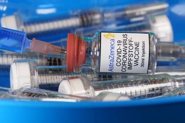 Symbolbild Coronaserum-Impfstoffdosen von AstraZeneca. Corona-Impfstoff