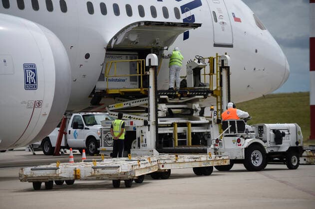 (210317) -- MONTEVIDEO, March 17, 2021 -- Workers unload vaccines from Chinese pharmaceutical firm Sinovac on its arrival in Montevideo, Uruguay, March 16, 2021. Uruguay on Tuesday received a new batch of CoronaVac vaccines from Chinese pharmaceutical firm Sinovac to bolster its immunization drive against COVID-19. (Photo by Xinhua) URUGUAY-MONTEVIDEO-CHINESE VACCINE-ARRIVAL NicolasxCelaya 