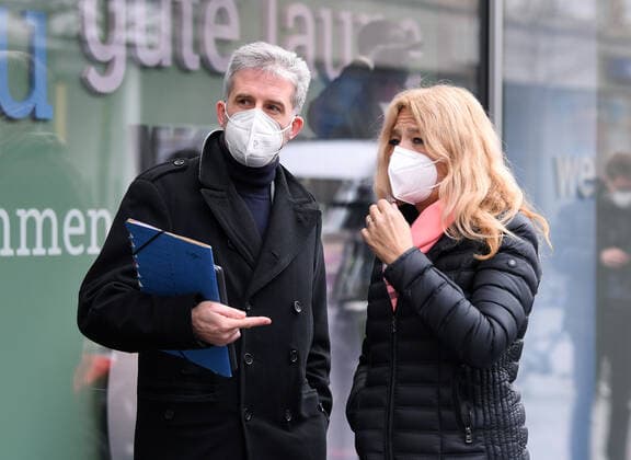 Tuebingen 16.03.2021 Tuebingens Oberbuergermeister Boris Palmer (li, Die Gruenen) und DRK-Kreisvorsitzende, Pandemie-Beauftragte und Aerztin Dr. Lisa Federle (re) an der Schnelltest-Station des DRK Tuebingen in einer Einkaufsstrasse am Zinserdreieck. Alle Besucher der Tuebinger Innenstadt, welche nicht im Landkreis Tuebingen wohnen, wird bei negativen Testergebnis ein Tageszertifikat zum Einkaufen in Tuebinger Geschaeften ausgestellt.