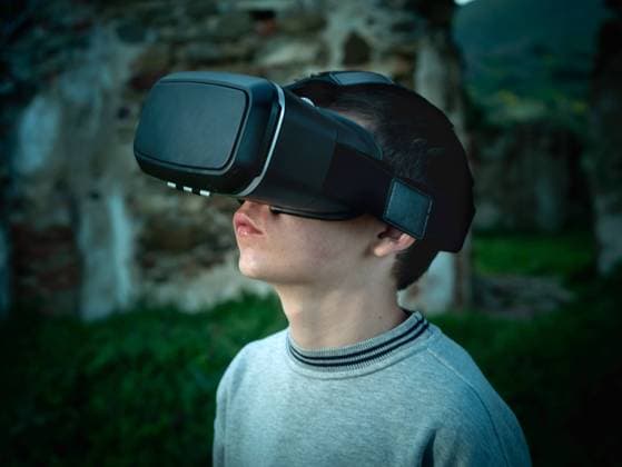 Jugendlicher mit VR Brille in einer unheimlichen Umgebung *** Teen with VR goggles in a scary environment 1028901367