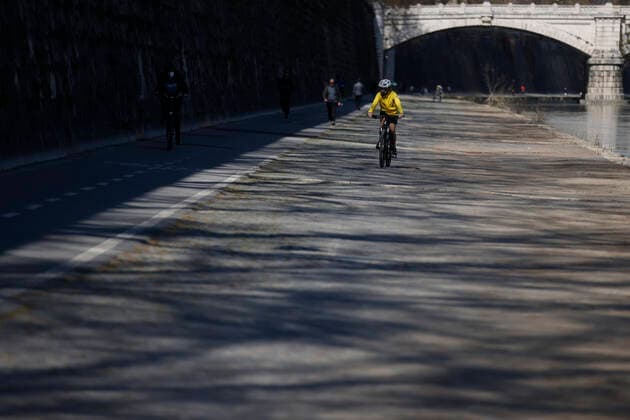 Rome, 17 March 2021. Runners and cyclists on the Lungotevere during the lockdown to combat the Covid-19 epidemic. Editorial Usage Only  Copyright: xVincenzoxLivierix xIPAx