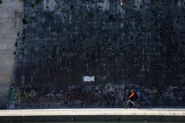 Rome, 17 March 2021. Runners and cyclists on the Lungotevere during the lockdown to combat the Covid-19 epidemic. Editorial Usage Only  Copyright: xVincenzoxLivierix xIPAx