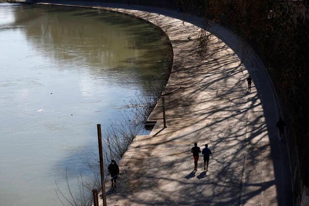Rome, 17 March 2021. Runners and cyclists on the Lungotevere during the lockdown to combat the Covid-19 epidemic. Editorial Usage Only  Copyright: xVincenzoxLivierix xIPAx