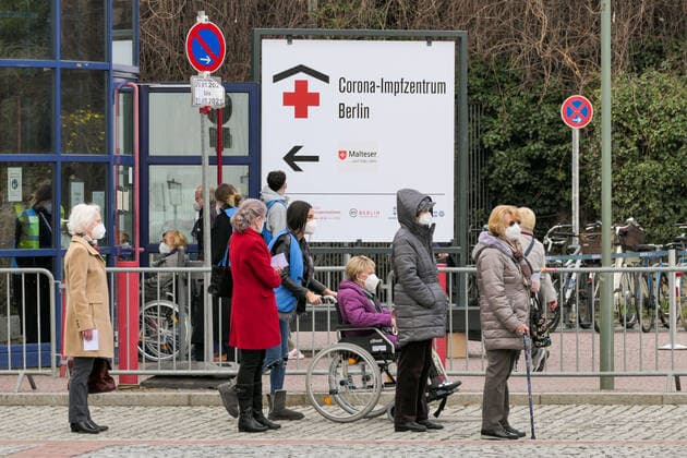 17.03.2021,Berlin,Deutschland,GER,Corona-Impfzentrum Messe Berlin (Halle 21) (BioNTech).Nach der Impfung wartet eine Taxe.