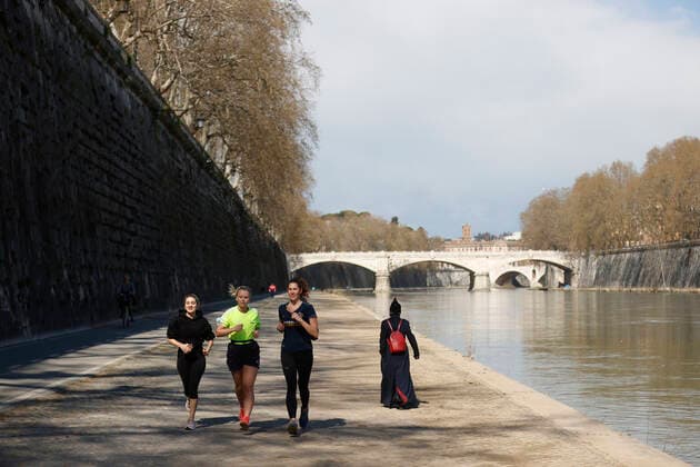 Rome, 17 March 2021. Runners and cyclists on the Lungotevere during the lockdown to combat the Covid-19 epidemic. Editorial Usage Only  Copyright: xVincenzoxLivierix xIPAx