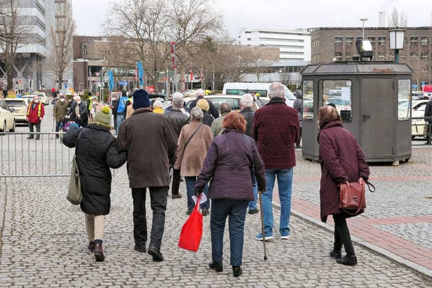 17.03.2021,Berlin,Deutschland,GER,Corona-Impfzentrum Messe Berlin (Halle 21) (BioNTech).Nach der Impfung wartet eine Taxe.