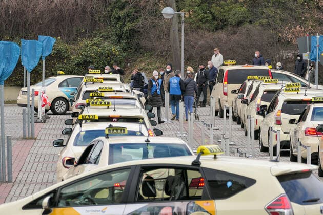 17.03.2021,Berlin,Deutschland,GER,Corona-Impfzentrum Messe Berlin (Halle 21) (BioNTech).Zahlreiche Taxen sind vor Ort.