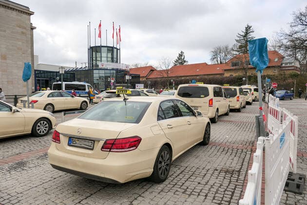 17.03.2021,Berlin,Deutschland,GER,Corona-Impfzentrum Messe Berlin (Halle 21) (BioNTech).Zahlreiche Taxen sind vor Ort.