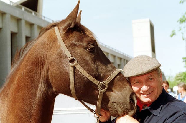 09.05.2002, Berlin, GER - Monty Roberts mit Pferd im Portrait. Tempodrom Berlin. (Pferdefluesterer, Roberts, Pferd, Portrait, Portraet, Kamerablick, Blick in die Kamera, Blickkontakt) 020509D011BERLIN.JPG *** 09 05 2002, Berlin, GER Monty Roberts with horse in portrait Tempodrom Berlin Pferdefluesterer, Roberts, horse, portrait, portraet, camera view, view into the camera, eye contact 020509D011BERLIN JPG