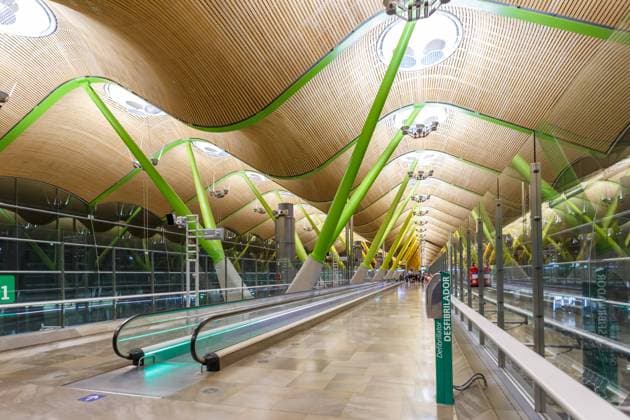 Madrid, Spanien 20 November, 2019: Terminal 4S des Flughafen Madrid Barajas International Airport (MAD) in Spanien *** Madrid, Spain 20 November, 2019 Terminal 4S of Madrid Barajas International Airport MAD in Spain. 1084206270