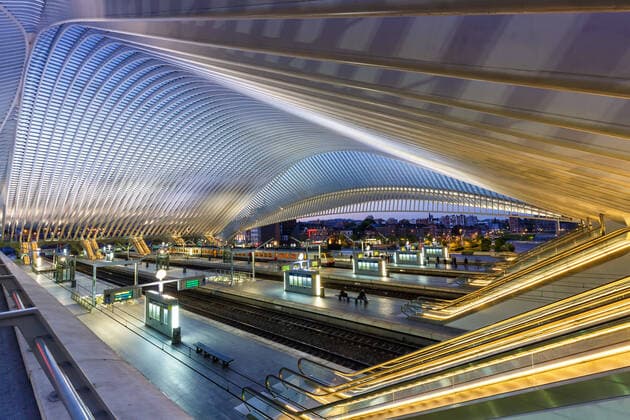 Architektur von Santiago Calatrava Liege, Belgien, 9 Mai 2017: Bahnhof Liege Guillemins in Lüttich von Santiago Calatrava in Belgien am Abend *** Liege, Belgium, 9 May 2017 Liege Guillemins train station in Liege by Santiago Calatrava in Belgium in the evening. 1084206717
