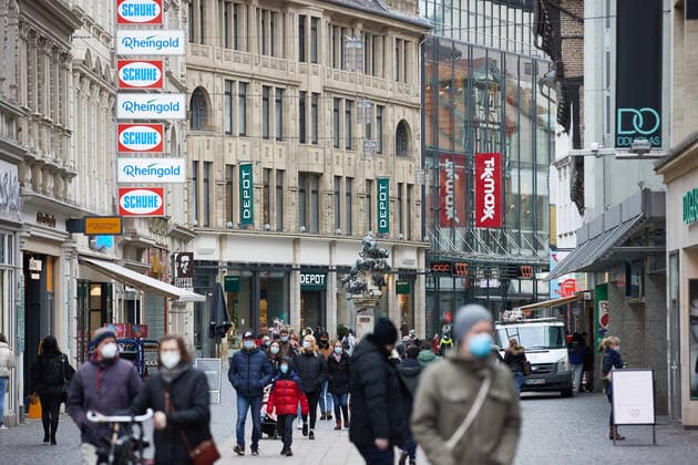 CEJ - 17.03.2021, Braunschweig: Einkaufsstraße, Click & Meet, Masken, Shopping, Bekleidungsgeschäfte, Damm, Schilder, Menschen mit Maske, Maskenpflicht, Innenstadt,;CEJ - Szene aus Braunschweig Innenstadt, Braunschweig Niedersachsen Deutschland
