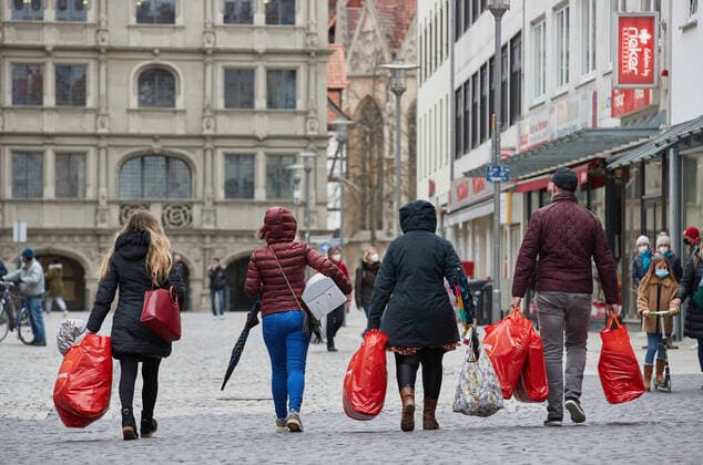 CEJ - 17.03.2021, Braunschweig: T K Maxx, Einkaufstüten, Einkaufsstraße, Click & Meet, Masken, Menschenschlange, Schlange, Anstehen, Shopping, Bekleidungsgeschäfte, Damm, Schilder, Menschen mit Maske, Maskenpflicht, Innenstadt,;CEJ - Szene aus Braunschweig Innenstadt, Braunschweig Niedersachsen Deutschland
