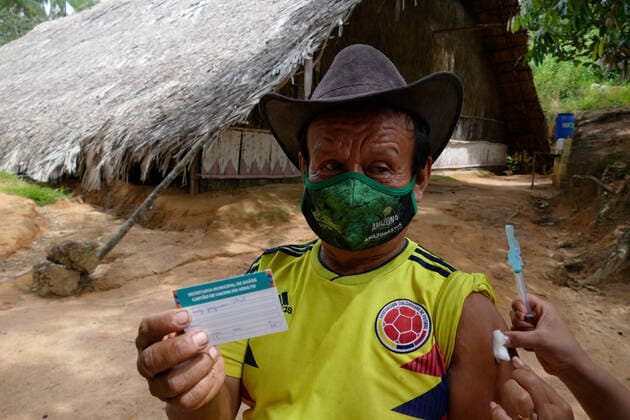 MANAUS, AM - 17.03.2021: VACINAÇÃO DE INDÍGENAS RIBEIRINHOS NO AM - indigenous people of the Tatuyo and Cipia ethnic groups, who live in the riverside community of Araras, are vaccinated against Covid-19, this Wednesday morning (17). In the photo, the indigenous Luiz Gusmão Abril, 66, of the Araras tribe, shows his vaccination card. x2043637x  SandroxPereira