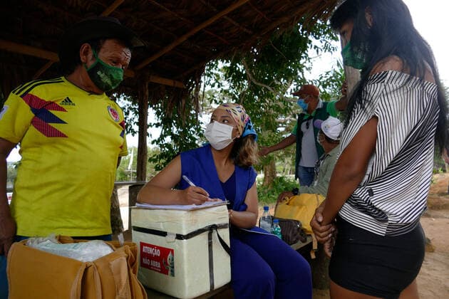MANAUS, AM - 17.03.2021: VACINAÇÃO DE INDÍGENAS RIBEIRINHOS NO AM - indigenous people of the Tatuyo and Cipia ethnic groups, who live in the riverside community of Araras, are vaccinated against Covid-19, this Wednesday morning (17). In the photo, the nursing technician, Ana Paula, talks to the indigenous people of the Tatuyos tribe. x2043640x  SandroxPereira