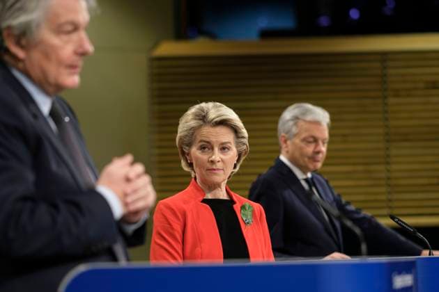 EU Commissioner for Internal Market Thierry Breton (L) the President of the European Commission Ursula von der Leyen (C) and the EU Commissioner for Justice Didier Reynders (R) speak to media about the covid-19 passeport in the Berlaymont, the EU Commission headquarter, on March 17, 2021 in Brussels, Belgium. Today, the European Commission is proposing to create a Digital Green Certificate to facilitate safe free movement inside the EU during the COVID-19 pandemic. The Digital Green Certificate will be a proof that a person has been vaccinated against COVID-19, received a negative test result or recovered from COVID-19. It will be available, free of charge, in digital or paper format. It will include a QR code to ensure security and authent  NicolasxLandemardx xLexPictorium LePictorium_0243230