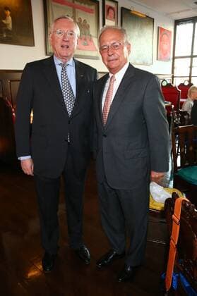 Gastgeber Anno August Jagfeld mit Wolfgang Ischinger Information und Charity-Veranstaltung im China Club Berlin. > Ein Studiengang schafft Freunde im Nahen Osten < Das ist das erklaerte Ziel des einzigartigen Studiengangs >European Studies<. Geistiger Vater des Stipendiatenprojekts, in dem die israelische UniversitÃ?t Tel Aviv, die palaestinensische Al-Quds-Universitaet und die jordanische Royal Scientific Society miteinander kooperieren, ist Avi Primor, ehemaliger israelischer Botschafter in Deutschland. *** Host Anno August Jagfeld with Wolfgang Ischinger Information and Charity Event at the China Club Berlin A course of study creates friends in the Middle East This is the declared goal of the unique course of study European Studies Th Copyright: xEventpressxHerrmannx