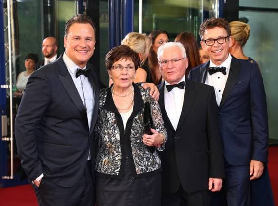 Guido Maria Kretschmer und Ehemann Frank Mutters und Guidos Eltern bei der Preisverleihung > Der Deutsche Fernsehpreis 2014 < im Colloneum in Koeln *** Guido Maria Kretschmer and husband Frank Mutters and Guidos parents at the award ceremony The German Television Award 2014 at the Colloneum in Cologne Copyright: xEventpressxHerrmannx