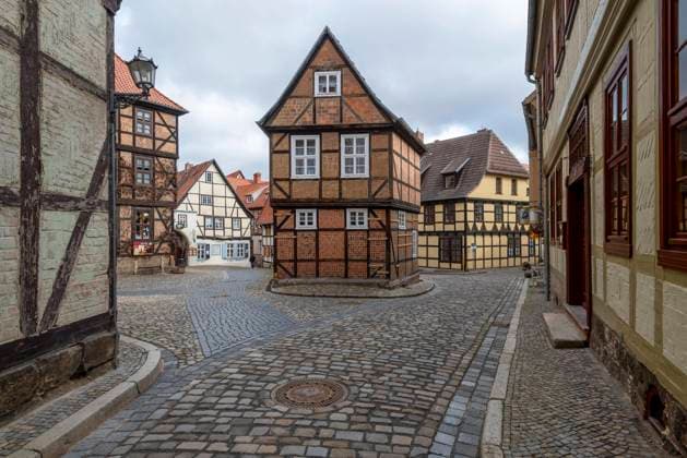 Fachwerkhäuser im Finkenherd, Gasse in der Weltkulturerbestadt Quedlinburg, Sachsen-Anhalt, Deutschland, Europa Copyright: imageBROKER StephanxSchulz iblsns06710046.jpg