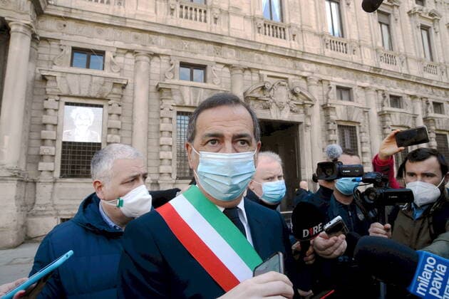 Coronavirus in Italien, Bürgermeister Giuseppe Sala bei Gedenken an Corona-Tote in Mailand Milan, Mayor Giuseppe Sala Commemorates the fallen of the pandemic for Covid 19 in Piazza Scala in front of the flags at half mast of Palazzo Marino Editorial Usage Only  Copyright: xMaurizioxMaulex xIPAx