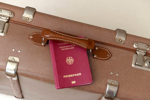 17.03.2021, Symbolbild, Deutscher Reisepass bereitgelegt auf einem Reisekoffer. 17.03.2021, Reisepass 17.03.2021, Reisepass
