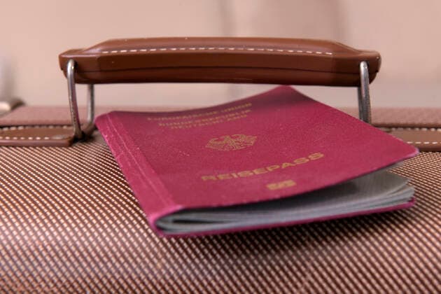17.03.2021, Symbolbild, Deutscher Reisepass bereitgelegt auf einem Reisekoffer. 17.03.2021, Reisepass 17.03.2021, Reisepass