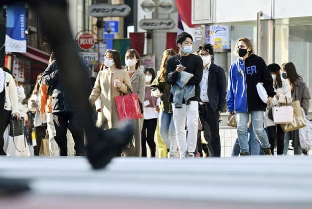 Gov t to end COVID-19 emergency in Tokyo area March 21 People wearing face masks walk in Tokyo s Shibuya area on March 18, 2021. The government formally decided the same day to end the COVID-19 state of emergency in the Tokyo area on March 21. 