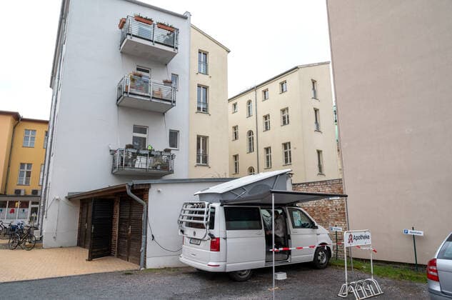 Gesundheit Tourismus Wetter Reisen 18.03.2021 Potsdam Landeshauptstadt Land Brandenburg kostenlose Antigen-Schnelltests ohne Termin Einwohnerinnen und Einwohner der Stadt Potsdam können das Angebot gratis nutzen auf dem Parkplatz im Hof der Alhorn-Apotheke Cecilie, Friedrich-Ebert-Straße 35, 14469 Potsdam Covid 19 Potsdam Apotheke Brandenburg Deutschland