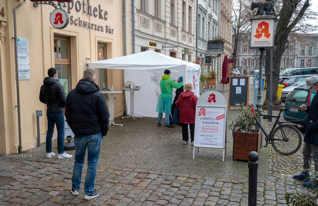 Gesundheit Tourismus Wetter Reisen 18.03.2021 Potsdam Landeshauptstadt Land Brandenburg kostenlose Antigen-Schnelltests ohne Termin Einwohnerinnen und Einwohner der Stadt Potsdam können das Angebot gratis nutzen vor der Apotheke zum Schwarzen Bär, Dortustraße 4, 14467 Potsdam auf dem Fussweg Covid 19 Potsdam Apotheke Brandenburg Deutschland