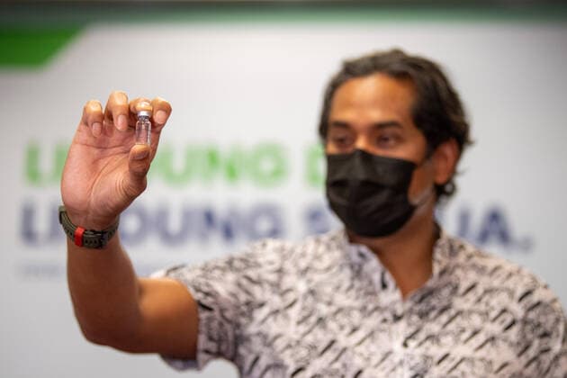 Coronavirus in Indonesien, Forschungsminister Jamaluddin lässt sich mit Sinovac Impfstoff impfen (210318) -- REMBAU, March 18, 2021 -- Malaysia s Science, Technology and Innovation Minister Khairy Jamaluddin shows the vaccine bottle as he attends a press conference after receiving a dose of COVID-19 vaccine made by Chinese biopharmaceutical company Sinovac Biotech at the Rembau Hospital in Negeri Sembilan state of Malaysia, March 18, 2021. Malaysia on Thursday started to inoculate its people with the COVID-19 vaccine made by the Chinese biopharmaceutical company Sinovac Biotech as it pressed ahead with its national vaccination drive. Malaysia s Science, Technology and Innovation Minister Khairy Jamaluddin became the first recipient of Sinovac s CoronaVac vaccine in Malaysia, who received the jab at the Rembau Hospital in Negeri Se 