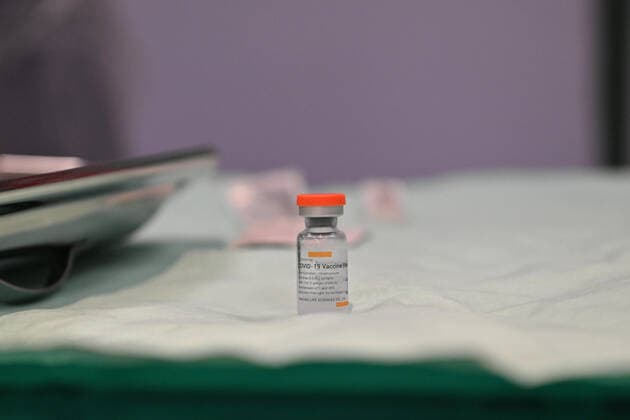 Coronavirus in Indonesien, Forschungsminister Jamaluddin lässt sich mit Sinovac Impfstoff impfen (210318) -- REMBAU, March 18, 2021 -- A dose of COVID-19 vaccine made by Chinese biopharmaceutical company Sinovac Biotech is seen at the Rembau Hospital in Negeri Sembilan state of Malaysia, March 18, 2021. Malaysia on Thursday started to inoculate its people with the COVID-19 vaccine made by the Chinese biopharmaceutical company Sinovac Biotech as it pressed ahead with its national vaccination drive. Malaysia s Science, Technology and Innovation Minister Khairy Jamaluddin became the first recipient of Sinovac s CoronaVac vaccine in Malaysia, who received the jab at the Rembau Hospital in Negeri Sembilan state. (Photo by Xinhua) MALAYSIA-REMBAU-COVID-19-CHINESE VACCINE-VACCINATION ChongxVoonxChung 