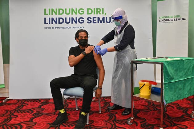 Coronavirus in Indonesien, Forschungsminister Jamaluddin lässt sich mit Sinovac Impfstoff impfen (210318) -- REMBAU, March 18, 2021 -- A medical worker injects a dose of COVID-19 vaccine made by Chinese biopharmaceutical company Sinovac Biotech for Malaysia s Science, Technology and Innovation Minister Khairy Jamaluddin at the Rembau Hospital in Negeri Sembilan state of Malaysia, March 18, 2021. Malaysia on Thursday started to inoculate its people with the COVID-19 vaccine made by the Chinese biopharmaceutical company Sinovac Biotech as it pressed ahead with its national vaccination drive. Malaysia s Science, Technology and Innovation Minister Khairy Jamaluddin became the first recipient of Sinovac s CoronaVac vaccine in Malaysia, who received the jab at the Rembau Hospital in Negeri Sembilan state. (Photo by Xinhua) MALAYSIA-REM 