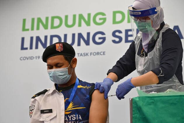 Coronavirus in Indonesien, Forschungsminister Jamaluddin lässt sich mit Sinovac Impfstoff impfen (210318) -- REMBAU, March 18, 2021 -- A medical worker injects a dose of COVID-19 vaccine made by Chinese biopharmaceutical company Sinovac Biotech for a frontliner at the Rembau Hospital in Negeri Sembilan state of Malaysia, March 18, 2021. Malaysia on Thursday started to inoculate its people with the COVID-19 vaccine made by the Chinese biopharmaceutical company Sinovac Biotech as it pressed ahead with its national vaccination drive. Malaysia s Science, Technology and Innovation Minister Khairy Jamaluddin became the first recipient of Sinovac s CoronaVac vaccine in Malaysia, who received the jab at the Rembau Hospital in Negeri Sembilan state. (Photo by Xinhua) MALAYSIA-REMBAU-COVID-19-CHINESE VACCINE-VACCINATION ChongxVoonxChung 