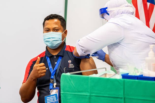 Coronavirus in Indonesien, Forschungsminister Jamaluddin lässt sich mit Sinovac Impfstoff impfen (210318) -- REMBAU, March 18, 2021 -- A medical worker injects a dose of COVID-19 vaccine made by Chinese biopharmaceutical company Sinovac Biotech for a frontliner at the Rembau Hospital in Negeri Sembilan state of Malaysia, March 18, 2021. Malaysia on Thursday started to inoculate its people with the COVID-19 vaccine made by the Chinese biopharmaceutical company Sinovac Biotech as it pressed ahead with its national vaccination drive. Malaysia s Science, Technology and Innovation Minister Khairy Jamaluddin became the first recipient of Sinovac s CoronaVac vaccine in Malaysia, who received the jab at the Rembau Hospital in Negeri Sembilan state. ) MALAYSIA-REMBAU-COVID-19-CHINESE VACCINE-VACCINATION ZhuxWei 