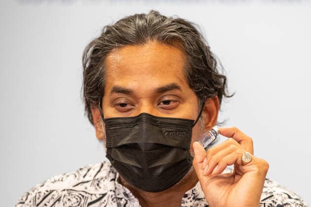 Coronavirus in Indonesien, Forschungsminister Jamaluddin lässt sich mit Sinovac Impfstoff impfen (210318) -- REMBAU, March 18, 2021 -- Malaysia s Science, Technology and Innovation Minister Khairy Jamaluddin shows the vaccine bottle as he attends a press conference after receiving a dose of COVID-19 vaccine made by Chinese biopharmaceutical company Sinovac Biotech at the Rembau Hospital in Negeri Sembilan state of Malaysia, March 18, 2021. Malaysia on Thursday started to inoculate its people with the COVID-19 vaccine made by the Chinese biopharmaceutical company Sinovac Biotech as it pressed ahead with its national vaccination drive. Malaysia s Science, Technology and Innovation Minister Khairy Jamaluddin became the first recipient of Sinovac s CoronaVac vaccine in Malaysia, who received the jab at the Rembau Hospital in Negeri Se 