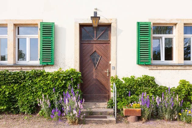 Haustür mit Laterne und Fenster mit Fensterläden, Hauseingang, Coswig, Sachsen, Deutschland *** Front door with lantern and window with shutters, house entrance, Coswig, Saxony, Germany