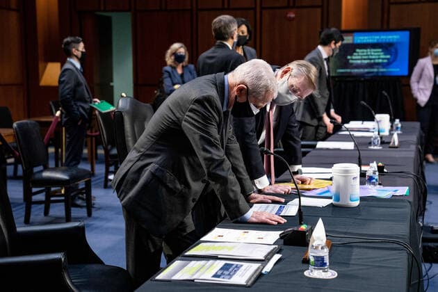 Coronavirus in den USA, Senatsanhörung in Washington Dr. Anthony Fauci, Director at the National Institute Of Allergy and Infectious Diseases with Dr. David Kessler, Chief Science Officer of the White House COVID-19 Response Team get set for the start a hearing with the Senate Committee on Health, Education, Labor, and Pensions on the Covid-19 response on Capitol Hill in Washington March 18th, 2021. Pool  WAX20210318902 AnnaxMoneymaker