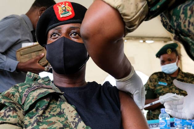 News Bilder des Tages Coronavirus in Uganda, Impfung von Sicherheitskräften in Kampala (210318) -- KAMPALA, March 18, 2021 -- A soldier of Uganda People s Defense Forces (UPDF) receives a dose of AstraZeneca COVID-19 vaccine at UPDF Senior Officers Diagnostic Centre in Mbuya in Kampala, Uganda, March 18, 2021. Uganda on March 10 launched the first phase of COVID-19 vaccination campaign targeting high risk groups in the country. (Photo by Xinhua) UGANDA-KAMPALA-DEFENCE FORCES-COVID-19-VACCINATION HajarahxNalwadda 