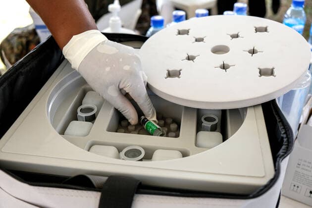 Coronavirus in Uganda, Impfung von Sicherheitskräften in Kampala (210318) -- KAMPALA, March 18, 2021 -- A dose of AstraZeneca COVID-19 vaccine is seen in a vaccine carrier at Uganda People s Defense Forces (UPDF) Senior Officers Diagnostic Centre in Mbuya in Kampala, Uganda, March 18, 2021. Uganda on March 10 launched the first phase of COVID-19 vaccination campaign targeting high risk groups in the country. (Photo by Xinhua) UGANDA-KAMPALA-DEFENCE FORCES-COVID-19-VACCINATION HajarahxNalwadda 