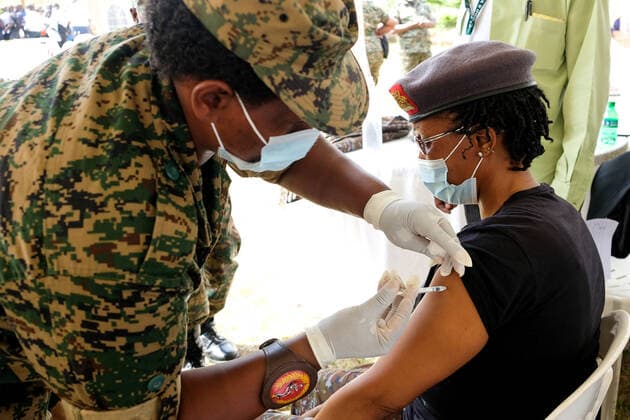 Coronavirus in Uganda, Impfung von Sicherheitskräften in Kampala (210318) -- KAMPALA, March 18, 2021 -- A health worker of Uganda People s Defense Forces (UPDF) administers a dose of COVID-19 vaccine during the vaccination for security personnel at UPDF Senior Officers Diagnostic Centre in Mbuya in Kampala, Uganda, March 18, 2021. Uganda on March 10 launched the first phase of COVID-19 vaccination campaign targeting high risk groups in the country. (Photo by Xinhua) UGANDA-KAMPALA-DEFENCE FORCES-COVID-19-VACCINATION HajarahxNalwadda 