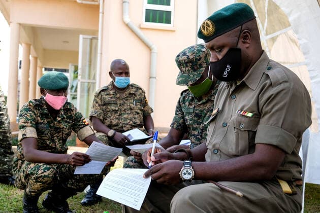 Coronavirus in Uganda, Impfung von Sicherheitskräften in Kampala (210318) -- KAMPALA, March 18, 2021 -- Soldiers of Uganda People s Defense Forces (UPDF) sign their consent forms before receiving AstraZeneca COVID-19 vaccine at UPDF Senior Officers Diagnostic Centre in Mbuya in Kampala, Uganda, March 18, 2021. Uganda on March 10 launched the first phase of COVID-19 vaccination campaign targeting high risk groups in the country. (Photo by Xinhua) UGANDA-KAMPALA-DEFENCE FORCES-COVID-19-VACCINATION HajarahxNalwadda 