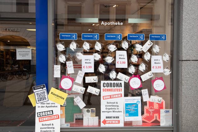 Coronavirus Situation in Bayern, Apotheke verkauft FFP2 Masken und macht kostenlose Schnelltests ohne Termin. Menschen shoppen in München am 18.3.2021. - People go shopping in Munich, Germany on March 18 2021. München Bayern Deutschland