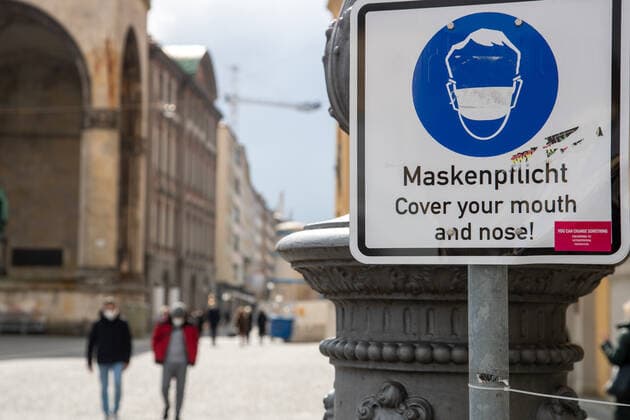Coronavirus Situation in Bayern, Schild weist auf die Maskenpflicht hin. Menschen shoppen in München am 18.3.2021. - People go shopping in Munich, Germany on March 18 2021. München Bayern Deutschland